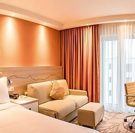 Отель Hampton By Hilton 3*